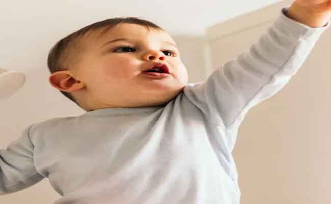 ضرب طفلك لرأسه…إليكِ متى يكون طبيعياً ومتى يستدعي القلق؟