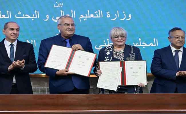إشراف بداري رفقة  بوخاري على مراسم توقيع إتفاقية إطار تعاون في مجال الدراسات والبحث العلمي