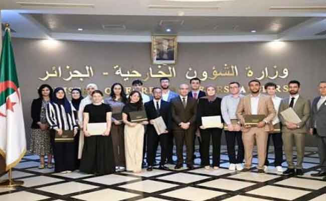 استقبال شايب مشاركين في البرنامج التكريمي المخصص للطلبة المتفوقين من الجالية الوطنية