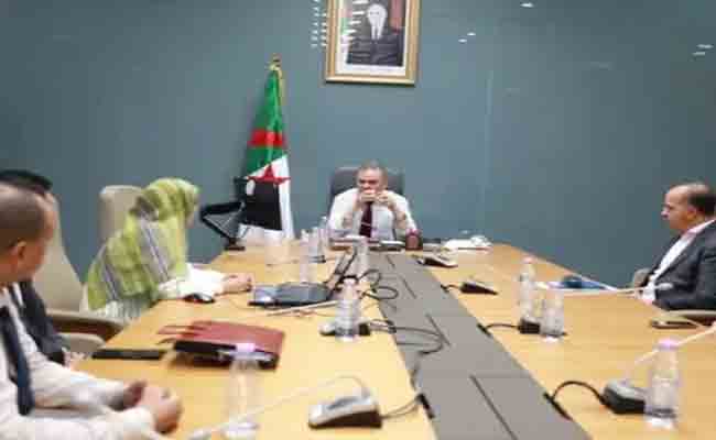 والي وهران يستقبل لجنة من وزارة الداخلية تتابع تحسين خدمات النقل للمسافرين خلال موسم الاصطياف