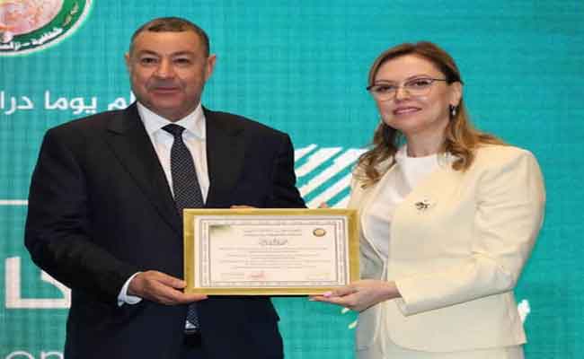 رئيسة السلطة العليا للشفافية والوقاية من الفساد تُكرّم وزير الداخلية