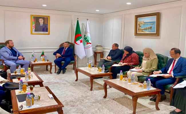 بحث تعزيز الاستثمار في التكنولوجيا النظيفة والطاقات المتجددة بين الجزائر وألمانيا