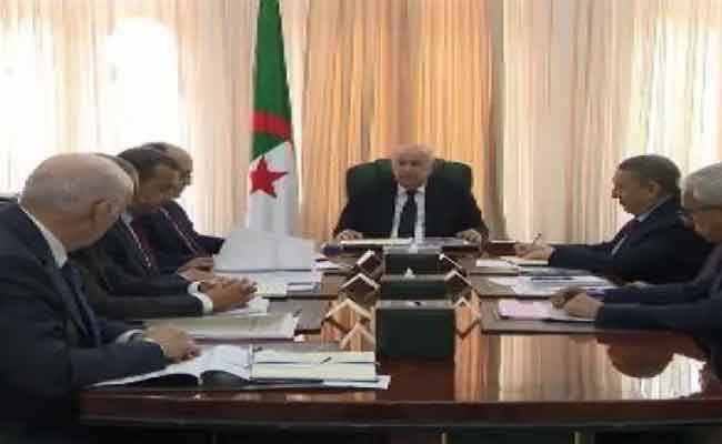 متابعة تقدم المشاريع المُهَيكِلة محور اجتماع عمل ترأسه تبون