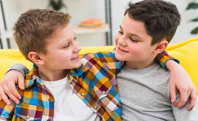 8 طرق سهلة وفعّالة لمساعدة ابنكِ المراهق على تكوين صداقات