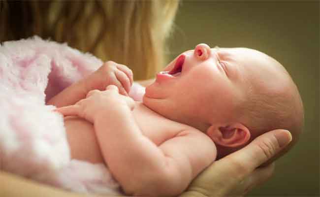 تساؤلات حائرة من الأمهات…إليكِ دليلاً لتشقق شفاه رضيعكِ