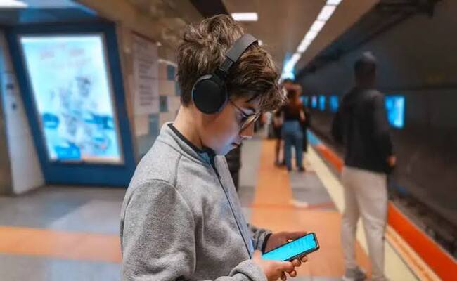 قيود عمرية وتحقق إلكتروني…أوروبا تواجه صعوبة في حماية الأطفال