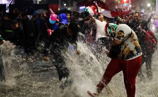 سيارة تصدم حشدًا لجماهير المكسيك بعد الفوز على التشيك بكأس العالم…