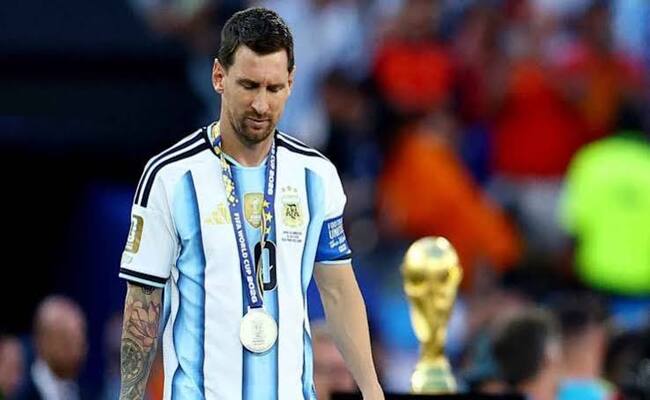 انتظره عشاقه بالمطار…ميسي يصل إلى روساريو بعد خسارة كأس العالم