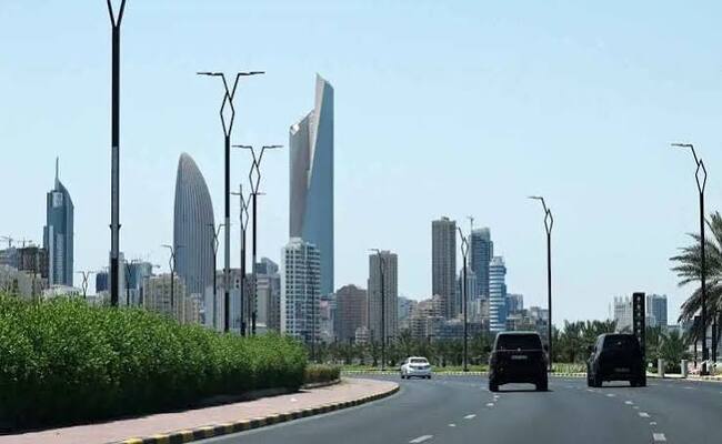 الكويت تسيطر على حريقين في موقعين استهدفتهما اعتداءات إيرانية