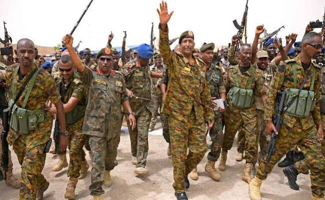 مصادر سودانية تكشف دور البرهان في إنقاذ الإخوان من “لجنة التفكيك”