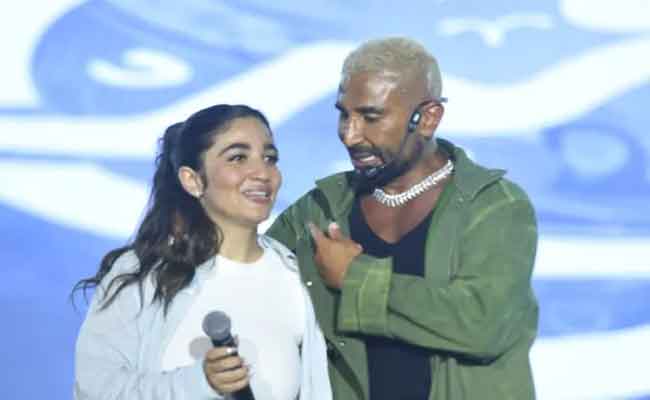أحمد سعد يشعل حفله في الساحل الشمالي مع ابنته جودي وبحضور نجوم الفن…