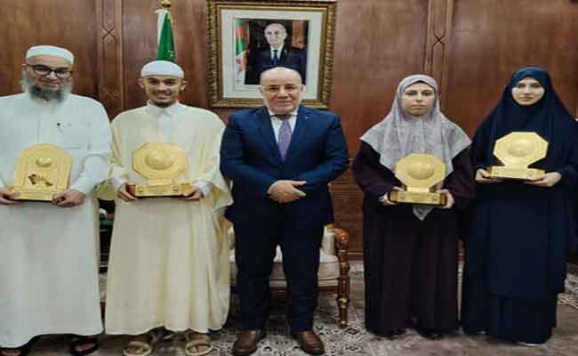 بلمهدي يكرم المتوجين  في مسابقة الملك عبد العزيز للقرآن الكريم