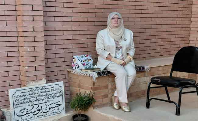 شمس البارودي تبكي أمام قبر زوجها وابنها: متى سيأذن لي الله بجواركم؟