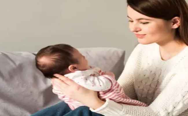 5 حركات يقوم بها مولودكِ وتدل على حاجته السريعة للرضاعة