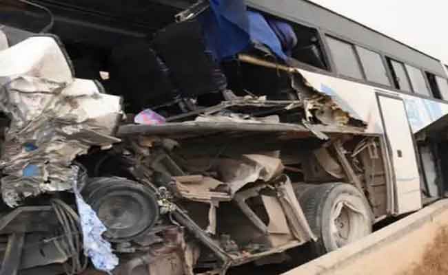 اصطدام بين شاحنة وحافلة يخلف قتيلا و38 جريحا بغليزان