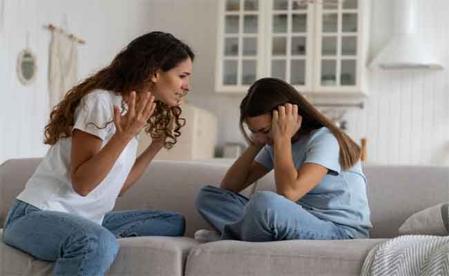 كلمات لا تقوليها لابنتك المراهقة…حتى لو كنتِ تريدين مصلحتها