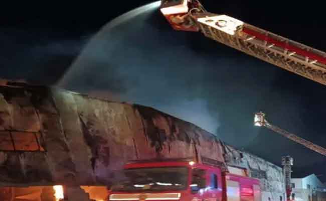 نشوب حريق في مستودع لتخزين لفائف بلاستيكية بوهران
