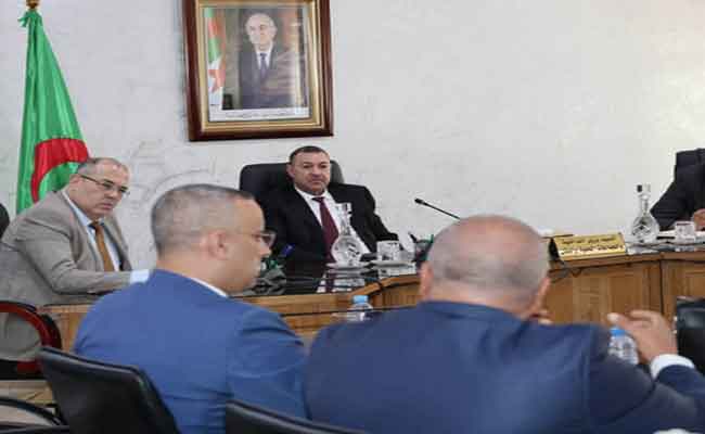 سعيود يتابع إجراءات مراقبة سرعة وزمن السياقة للشاحنات والحافلات