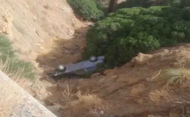 سقوط سيارة بمنحدر يخلف قتيلان ببرج بوعريريج