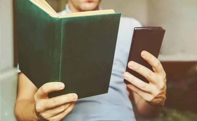 شبهات الذكاء الاصطناعي…التشكيك بملكية نص يعصف بصفقة لروائي مبتدئ