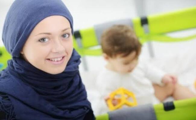 الحبس لأم عازبة مدمنة مخدرات اعتدت بالضرب على طفلتها ورمتها عارية في الشارع