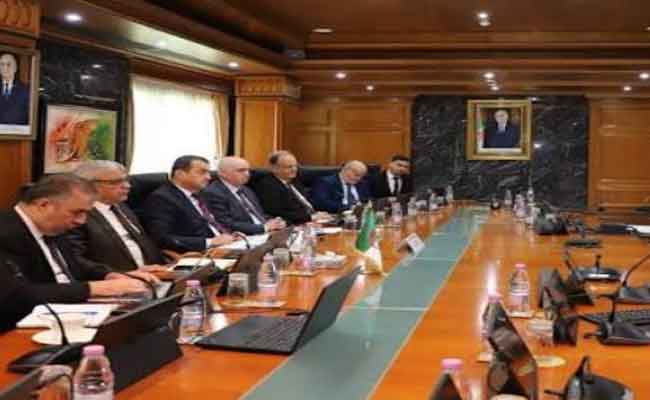 عرقاب يتباحث مع نظيره البنغلاديشي تزويد بنغلاديش بالغاز الطبيعي المُسال