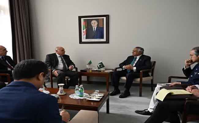 عطاف يتباحث مع نظيره الباكستاني تعزيز العلاقات الثنائية بشكل معمق