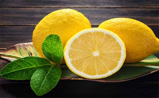 الليمون وفيتامين سي هل يعالجان نزلات البرد فعلاً أم يخففان الأعراض؟