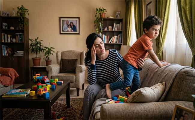 لماذا يبدو الطفل مثالياً مع الناس…ويتحول إلى مشاغب وعنيد مع الأم؟