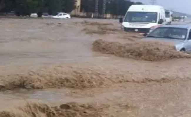 مصرع شخص وإنقاذ 5 آخرين إثر التقلبات الجوية