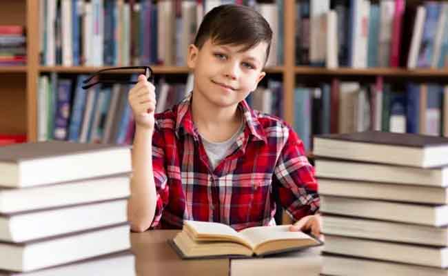متى يمكنك أن تتركي طفلك لكي يراجع دروسه ويحل واجباته المدرسية منفرداً؟