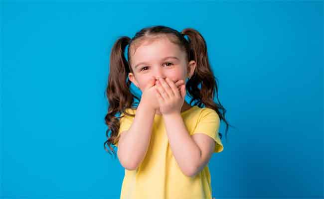 رائحة الفم الكريهة لدى طفلك…إليك تجارب وحلولاً طبية