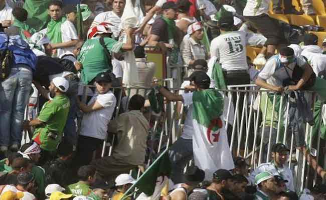 هكذا يلهث الجزائريين وراء كرة القدم ويتركون الجنرالات يسرقون البلاد والعباد