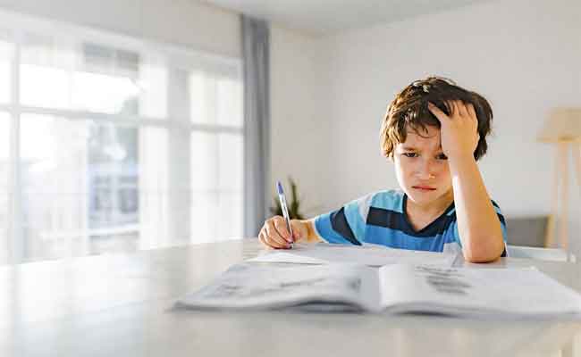 علامات خفية تدل على تراجع اهتمام طفلك بالمدرسة عن العام الماضي!