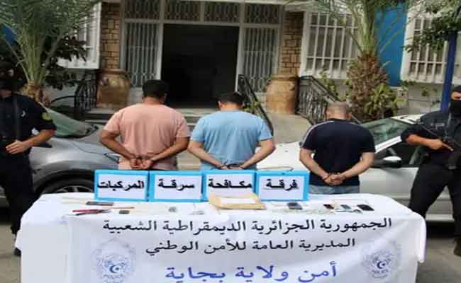 تفكيك شبكة إجرامية تحترف سرقة السيارات باستعمال “الريشة” ببجاية