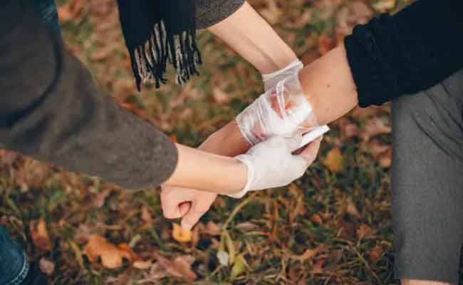 التصرف الصحيح عند تعرُّض أحد لنزيف نتيجة جُرح بالغ