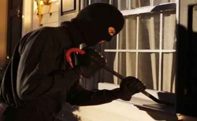 توقيف عشريني سرق مصوغات ذهبية ومبالغ مالية بقيمة 5 ملايير سنتيم بإقامة راقية في العاصمة
