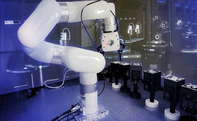مختبر لا ينام…روبوت آلي يبني ويضبط التجارب البصرية تلقائياً