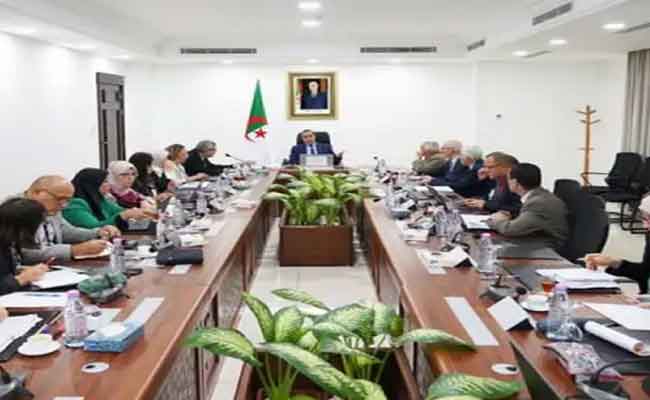 دراسة ملفات الكهرباء والغاز والتنقل الكهربائي محور اجتماع ترأسه عجال