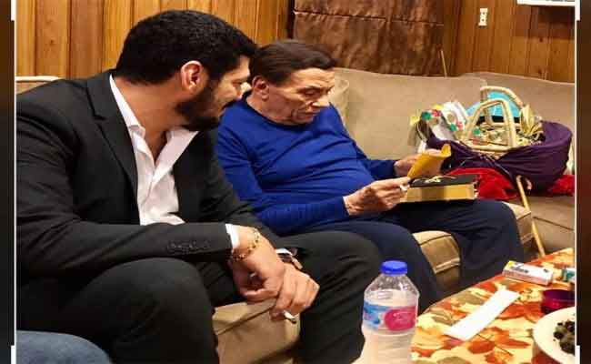 باسم سمرة ينشر صورة نادرة مع الزعيم عادل إمام ويوجه له رسالة مؤثرة