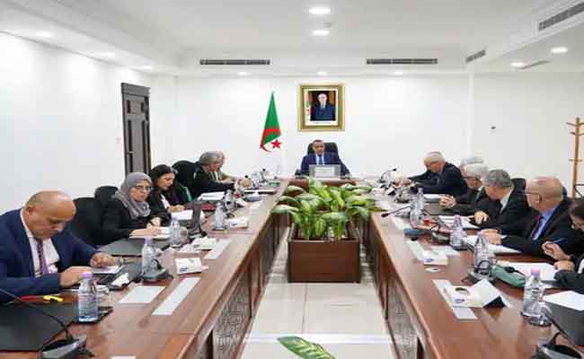 إشراف عجال على اجتماع لدراسة الاستراتيجية الوطنية للتحكم في الطاقة إلى غاية 2035