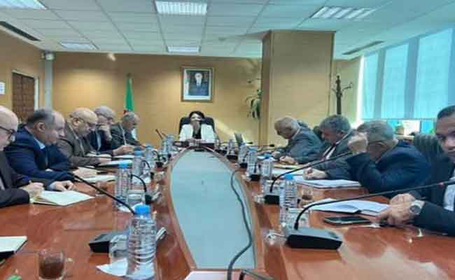 عبد اللطيف تترأس اجتماعا حول الآلية اللامركزية للمتابعة اليومية للأسعار ووفرة المواد الأساسية