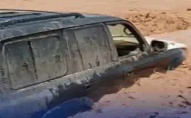 إنقاذ 3 أشخاص حاصرتهم المياه والبحث عن مفقود بتمنراست