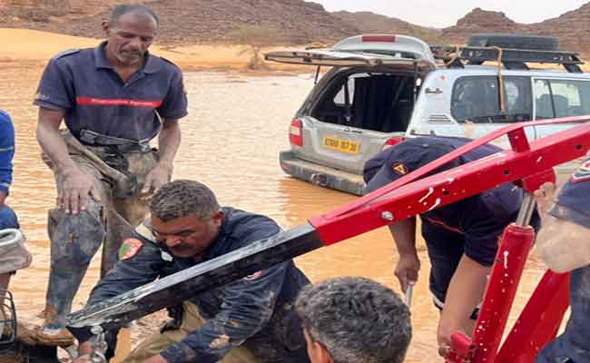 إنقاذ مجموعة من السياح علقت سيارتهم داخل مجرى مائي بجانت