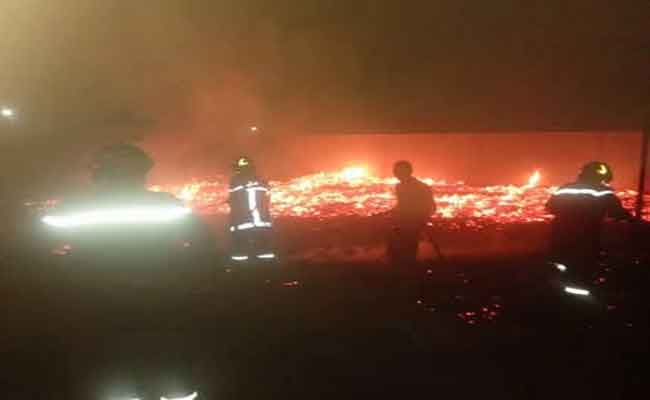 اندلاع حريق مهول داخل مستودع لتخزين المواد الغذائية بتامنغست