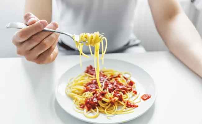ماذا يحدث للنشويات عند تبريد الأرز والمكرونة والبطاطس بعد الطهي؟
