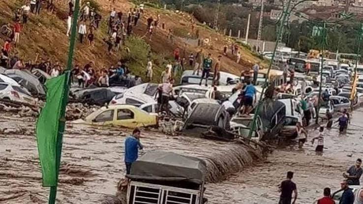 بينما الجنرالات يتمتعون بأموال المحروقات الجزائريين بين حرائق الصيف وفيضانات الشتاء